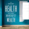 Primer izgleda svetlo sive samolepilne stenske nalepke A Good Health is The Best Wealth na turkizno modri steni ob oknu. Nalepka je napis, ki se glasi: A Good Health is The Best Wealth.