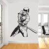 Primer izgleda črne samolepilne stenske nalepke Baseball na beli steni v dnevni sobi.