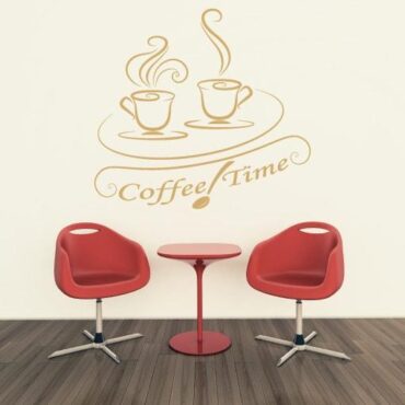 Primer izgleda bež samolepilne stenske nalepke Coffe time na krem steni v kavarni. Nalepka je napis, ki se glasi: Coffe time.