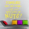 Primer izgleda rumene samolepilne stenske nalepke Families na sivi steni nad zofo. Nalepka je napis, ki se glasi: Families are like fudge... mostly sweer, with lots of NUTS!