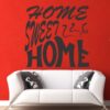 Primer izgleda grafitno sive samolepilne stenske nalepke Home sweet home poševno na rdeči steni. Nalepka je napis, ki se glasi: Home sweet home.