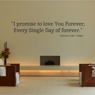 Primer izgleda črna samolepilne stenske nalepke love You Forever na bež steni v dnevni sobi nad kaminom. Nalepka je citat Edward Cullen - Twilight, ki se glasi: I promise to love You Forever, every single day of forever.