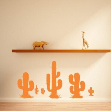 Primer izgleda oranžne samolepilne stenske nalepke Kaktusi 2 na bež steni v dnevni sobi.