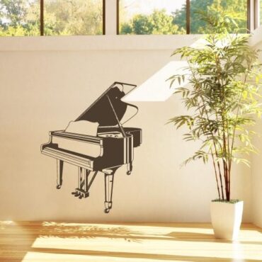 Primer izgleda črne samolepilne stenske nalepke Klavir na beli steni v dnevni sobi.