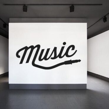 Primer izgleda črne samolepilne stenske nalepke Music plug na beli steni.