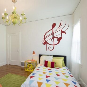 Primer izgleda rdeče samolepilne stenske nalepke Note 1 na beli steni v otroški sobi.