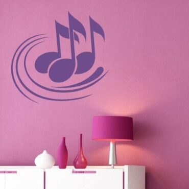 Primer izgleda vijolične samolepilne stenske nalepke Note 3 na roza steni v otroški sobi.