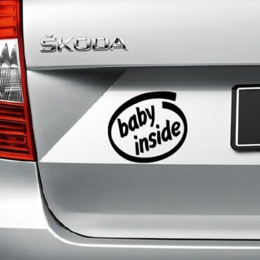 Primer izgleda črne samolepilne avto nalepke Baby inside na avtu srebrne barve.