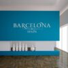 Primer izgleda bele samolepilne stenske nalepke Barcelona Spain napis na modri steni v dnevni sobi.