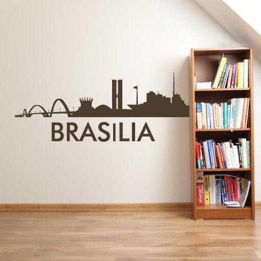 Primer izgleda čokoladno rjave samolepilne stenske nalepke Brasilia na bež steni v dnevni sobi.
