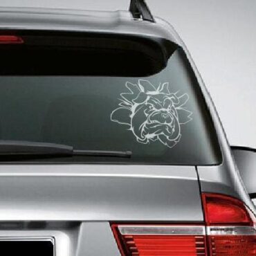 Primer izgleda bele samolepilne avto nalepke Buldog na zadnjem steklu avta bele barve.