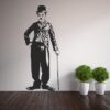 Primer izgleda črne samolepilne stenske nalepke Charlie Chaplin na beli steni v dnevni sobi.