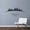 Primer izgleda črne samolepilne stenske nalepke Chicago ukrivljen na sivi steni v dnevni sobi.