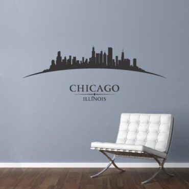 Primer izgleda črne samolepilne stenske nalepke Chicago ukrivljen na sivi steni v dnevni sobi.