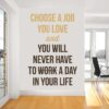 Primer izgleda rjave samolepilne stenske nalepke Choose your job and you ll never have to work na beli steni v dnevni sobi.