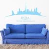 Primer izgleda modre samolepilne stenske nalepke Dubai ukrivljen na beli steni v dnevni sobi.