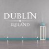 Primer izgleda bele samolepilne stenske nalepke Dublin Ireland napis na sivi steni v dnevni sobi.