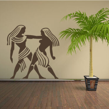 Primer izgleda čokoladno rjave samolepilne stenske nalepke Egipčanki na bež steni v dnevni sobi.