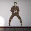Primer izgleda čokoladno rjave samolepilne stenske nalepke Elvis Presley na beli steni v dnevni sobi.