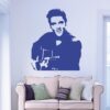 Primer izgleda modre samolepilne stenske nalepke Elvis Presley 2 na beli steni v dnevni sobi.