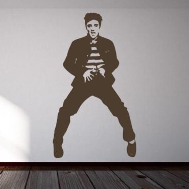 Primer izgleda čokoladno rjave samolepilne stenske nalepke Elvis Presley na beli steni v dnevni sobi.