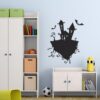 Primer izgleda črne samolepilne stenske nalepke Halloween grad na beli steni v otroški sobi.