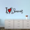 Primer izgleda črne in rdeče samolepilne stenske nalepke I love Slovenia na modri steni v otroški sobi.
