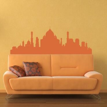 Primer izgleda oranžne samolepilne stenske nalepke Indija na oranžni steni v dnevni sobi.