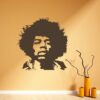 Primer izgleda čokoladno rjave samolepilne stenske nalepke Jimmy Hendrix na oranžni steni v dnevni sobi.