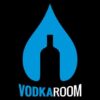 Primer izgleda dvobarvne samolepilne stenske nalepke Kaplja VODKA time na črni steni.