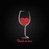 Primer izgleda dvobarvne samolepilne stenske nalepke Kozarec Drunk on wine na črni steni v restavraciji.