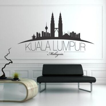 Primer izgleda črne samolepilne stenske nalepke Kuala Lumpur na beli steni v dnevni sobi.