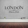 Primer izgleda sive samolepilne stenske nalepke London England napis na sivi steni v dnevni sobi.