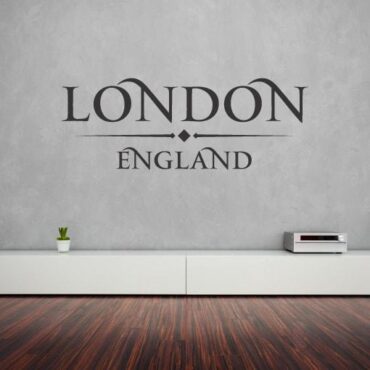 Primer izgleda sive samolepilne stenske nalepke London England napis na sivi steni v dnevni sobi.