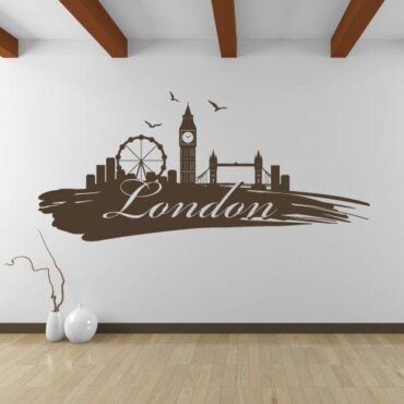 Primer izgleda čokoladno rjave samolepilne stenske nalepke London packa na beli steni v dnevni sobi.