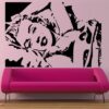 Primer izgleda črne samolepilne stenske nalepke Marilyn Monroe na roza steni v dnevni sobi.