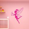 Primer izgleda roza samolepilne stenske nalepke Metuljčica 2 na roza steni v otroški sobi.