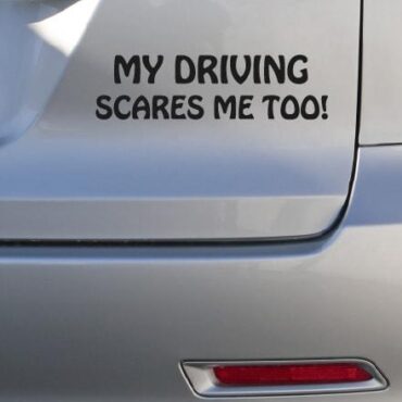 Primer izgleda črne samolepilne avto nalepke My driving scares me too! na avtu srebrne barve. Nalepka je napis, ki se glasi: My driving scares me too!