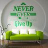 Primer izgleda zelene samolepilne stenske nalepke Never ever give up na beli steni v dnevni sobi. Nalepka je napis, ki se glasi: Never ever give up.