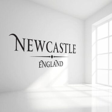 Primer izgleda črne samolepilne stenske nalepke New Castle England napis na beli steni v dnevni sobi.