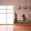 Primer izgleda čokoladno rjave samolepilne stenske nalepke New York Love na beli steni v dnevni sobi.