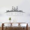 Primer izgleda grafitno sive samolepilne stenske nalepke New York - USA zaviti na beli steni v jedilnici. Na nalepki piše: New York, USA.