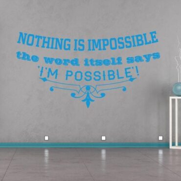 Primer izgleda modre samolepilne stenske nalepke Nothing is impossible na sivi steni v dnevni sobi. Nalepka je napis, ki se glasi: Nothing is impossible, the word itself says I'm possible!