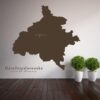 Primer izgleda čokoladno rjave samolepilne stenske nalepke Osrednje - slovenska na beli steni v dnevni sobi.