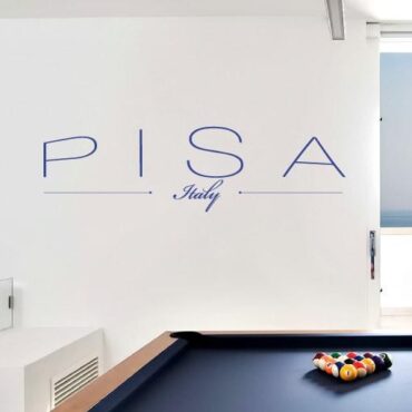 Primer izgleda modre samolepilne stenske nalepke Pisa na beli steni v biljard sobi.