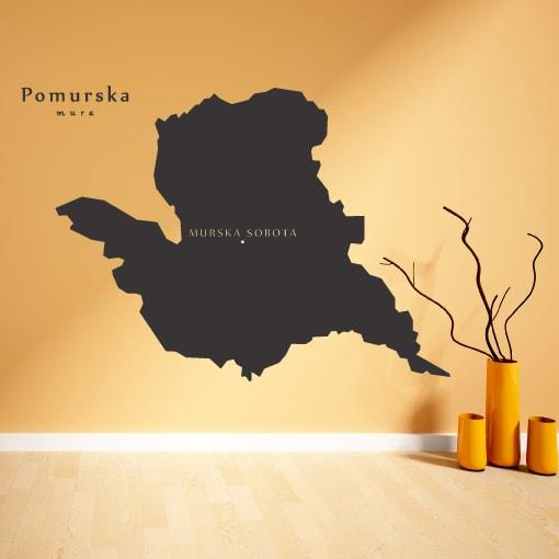 Primer izgleda črne samolepilne stenske nalepke Pomurska na oranžni steni v dnevni sobi.