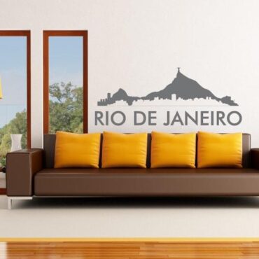 Primer izgleda grafitno sive samolepilne stenske nalepke Rio de Janero na beli steni v dnevni sobi.