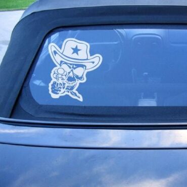 Primer izgleda bele samolepilne avto nalepke Šerif na avtu modre barve.