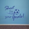 Primer izgleda modre samolepilne stenske nalepke Shoot for your Goals na modra steni v otroški sobi. Nalepka je napis, ki se glasi: Shoot for your Goals.