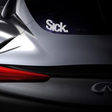 Primer izgleda bele samolepilne avto nalepke Sick na avtu sive barve. Nalepka je napis, ki se glasi: Sick.